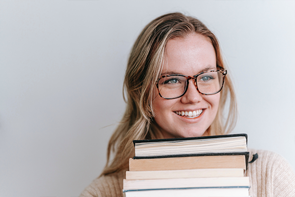 rapariga feliz com livros