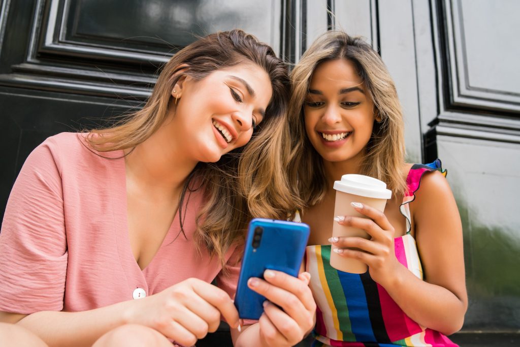 mulheres olhar para o telemovel