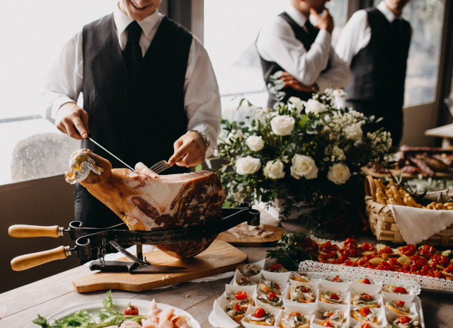 Empregado de restaurante a cortar presunto é uma das melhores oportunidades de emprego nos próximos tempos.