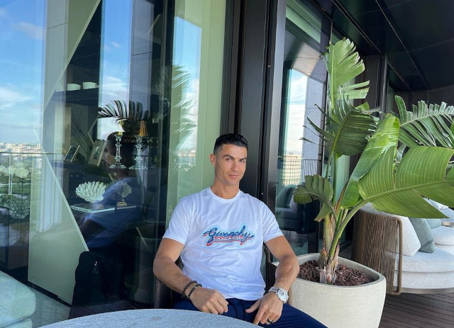 Cristiano Ronaldo procura cozinheiro sentado na sua moradia de luxo.