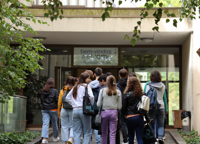 Estudantes da Faculdade de Ciências da Universidade do Porto a entrarem no edifício para a Feira de Emprego.