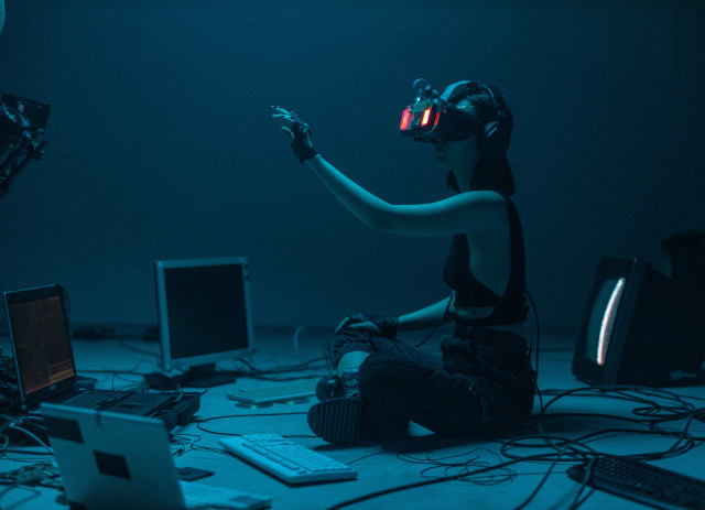 Mulher a usar óculos virtuais enquanto testa Engenharia de Inteligência Artificial.