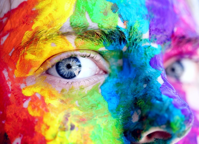 cara pintada de várias cores