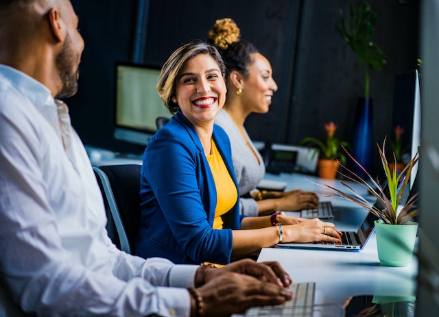 mulher sorri para colega de trabalho