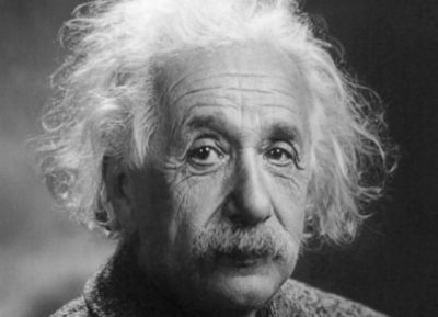 Rosto a preto e branco do cientista Albert Einstein que revolucionou a Física ilustra artigo sobre o cérebro de Einstein.