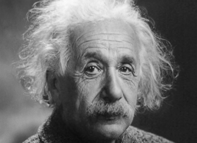 Rosto a preto e branco do cientista Albert Einstein que revolucionou a Física ilustra artigo sobre o cérebro de Einstein.
