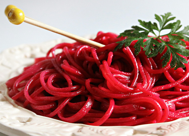 Prato com noodles vermelhos que são uma das tradições de Ano Novo no Japão. 