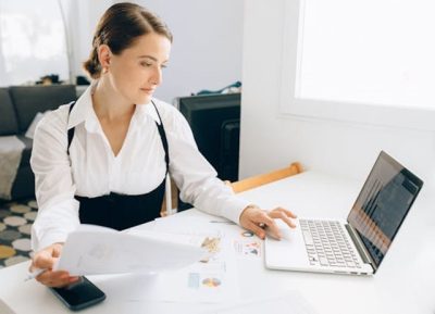 mulher analisa dados em back office de vendas