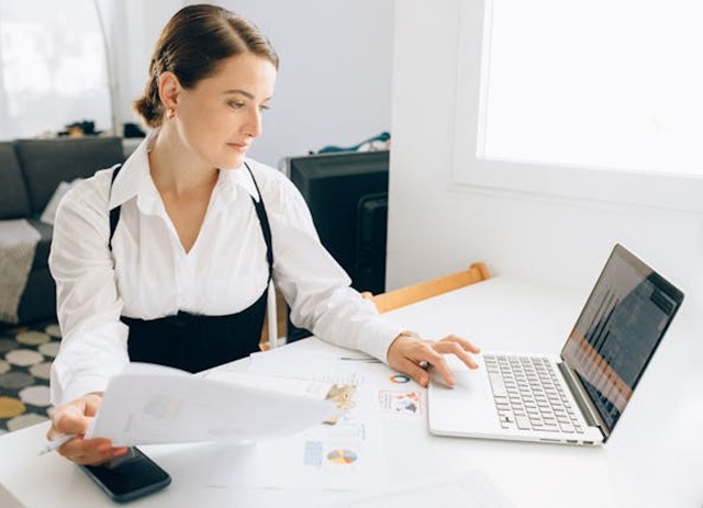 mulher analisa dados em back office de vendas