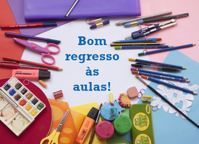 Material escolar como tesouras, lápis e guaches espalhados com a mensagem escrita a azul "Bom regresso às aulas!" ao centro.