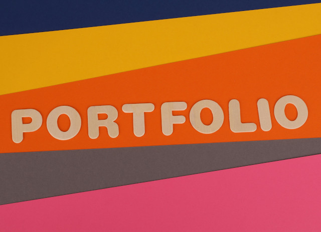A palavra portofilo ao centro em letras impressas com um fundo colorido.