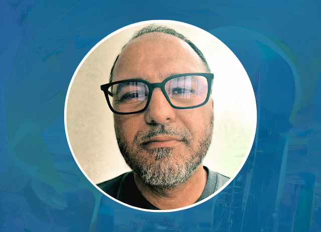 O rosto do animador de cinema Cláudio Jordão com óculos e num fundo azul.