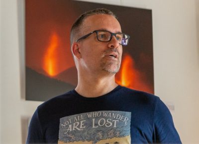 O caçador de tempestades Bruno Gonçalves de óculos e a falar.