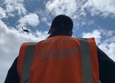 Formador mostra como ser piloto de drones durante aula da academia HPDrones.